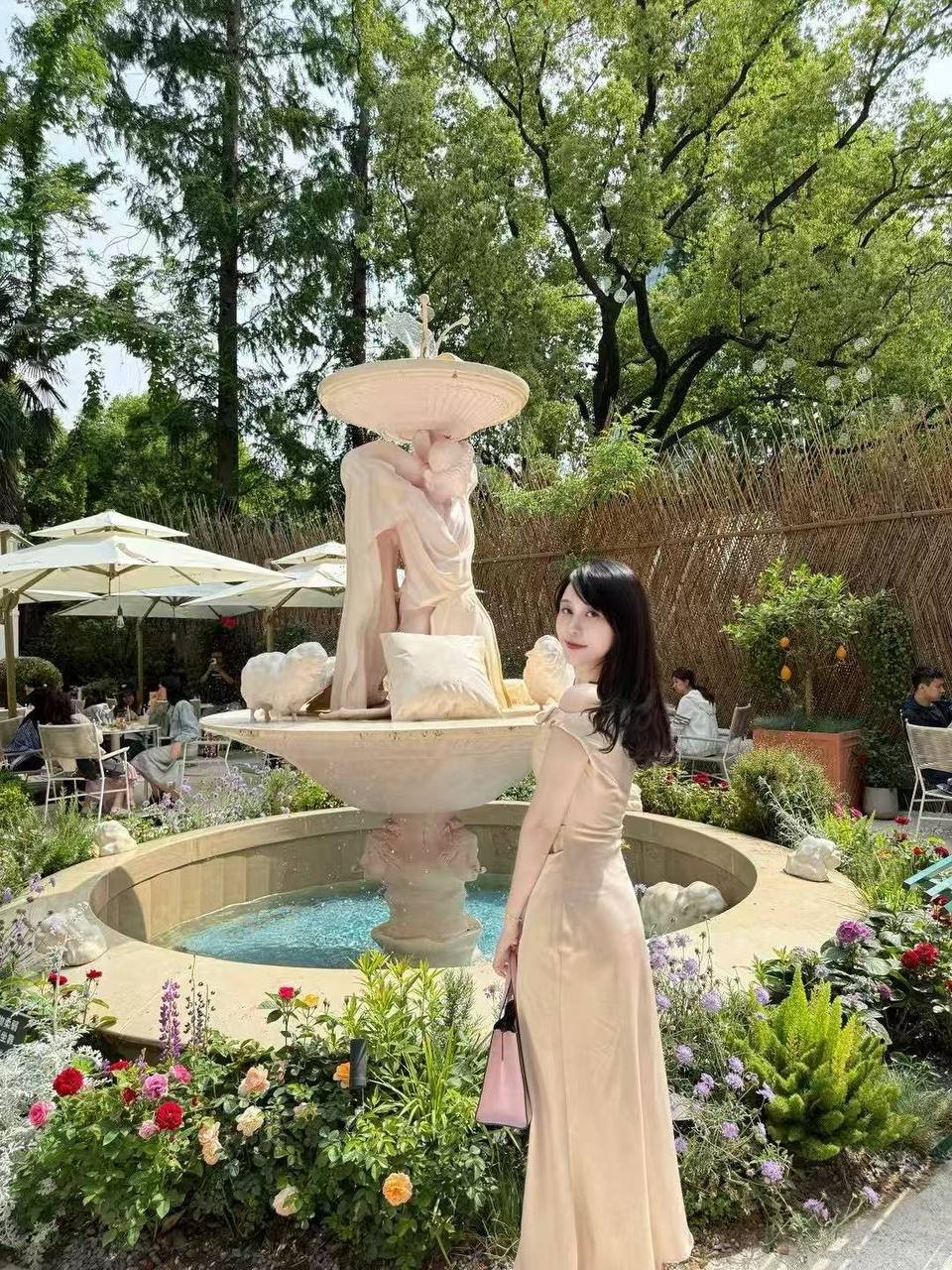 大学生陪睡与金主包养的双重视角解读