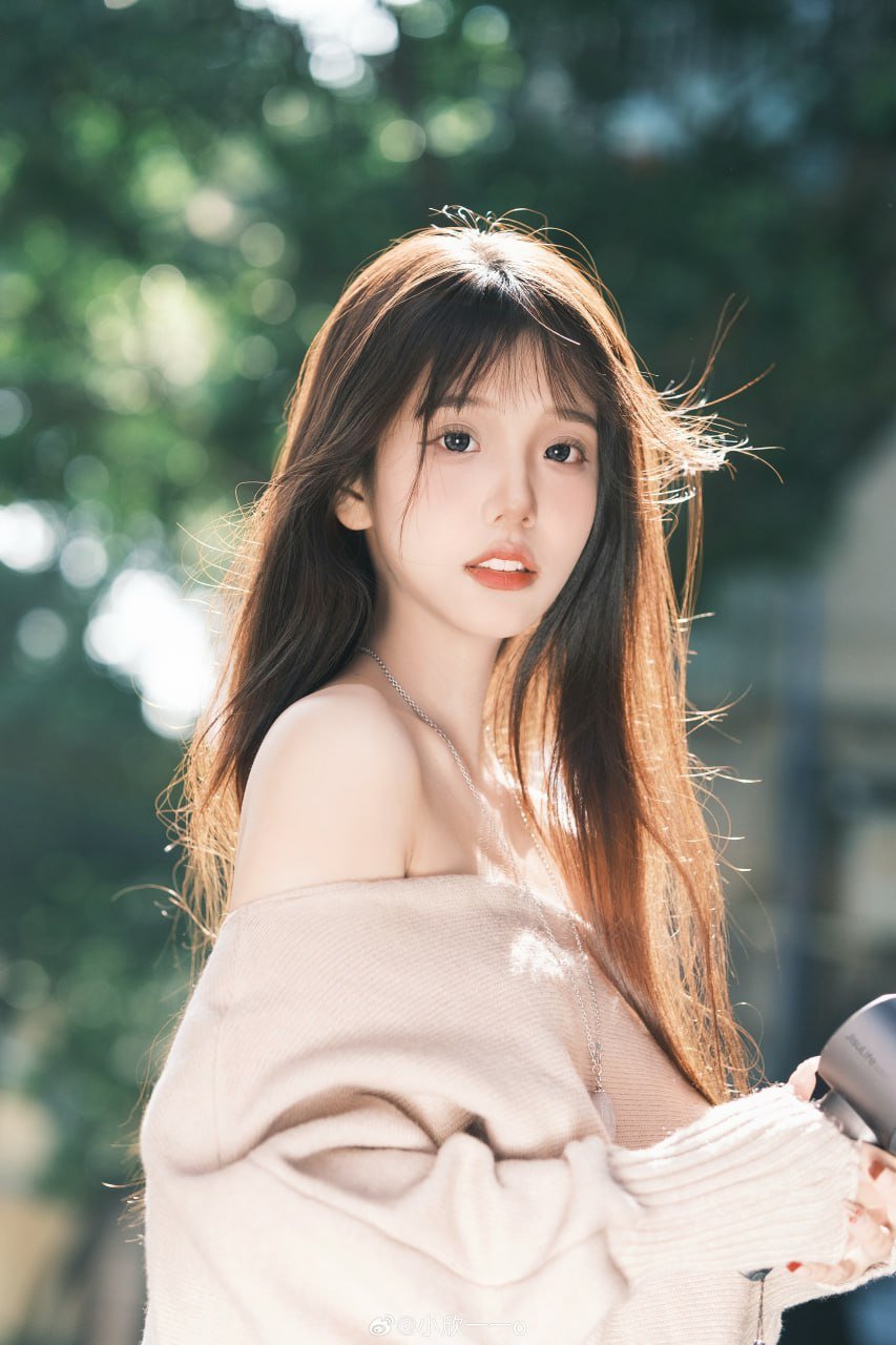 在深圳夜晚的灯光下，探寻女大学生的包养故事与内心独白