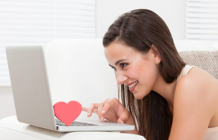 如何在Facebook上搭讪女生并成功约会！