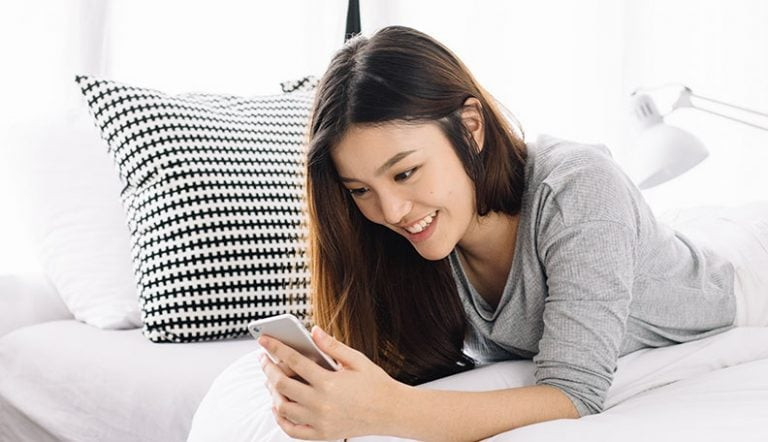 如何通过短信调侃女生及15种让她回你调情的方法