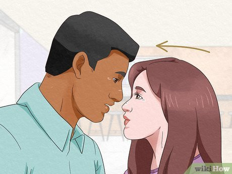 Step 2 Lean in so he knows you’re interested in a kiss.