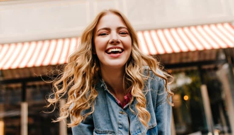 女生如何调情：22个明显的暗示告诉你她不仅仅是在客气