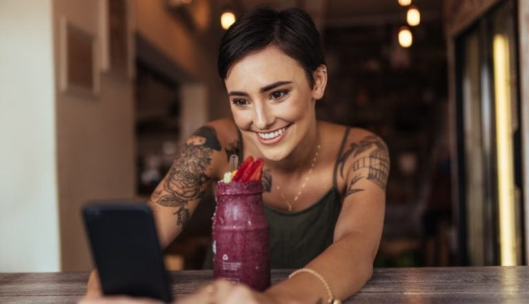 20种在社交媒体上秀恩爱并为女友加油的方法